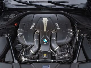 BMW 750 xDrive 4.4 V8 TwinPower Turbo 330кВ