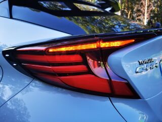 Toyota C-HR Luxury Plus NAVI Crossover FL Hybrid FWD 1.8 Dynamic Force Elekter 37 kW + 72kW