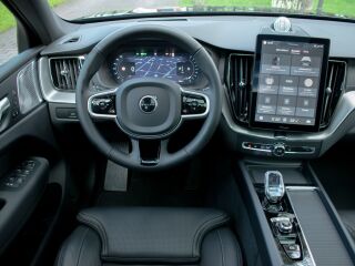 Volvo XC60 MY26 Facelift Ultra Black Fullopt 2.0 B5 AWD MHEV Kerghübriid 184кВ