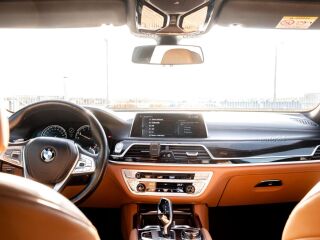 BMW 750 xDrive 4x4 4.4 330kW