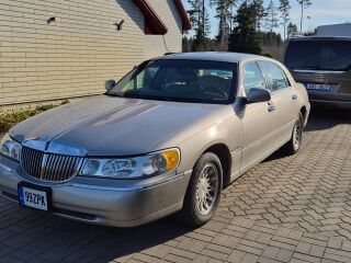 Lincoln Town Car 4.6 154kW