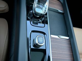 Volvo XC60 AWD B&W 4C LUXURY+ ULTRA DARK XENIUM INTELLI  2.0 T6 Plug-in Twin engine LONG RANGE 293kW