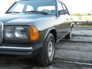 Mercedes-Benz 230 E 2.3 R4 100kW