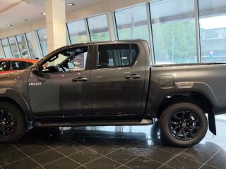 Toyota Hilux Invincible 2.8 Hybrid 48V Invincible 2.8 Hybrid 48V 150кВ