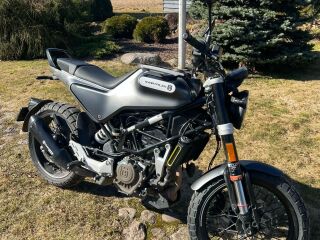 Husqvarna Svartpilen 125 R1 125cc  4T 11кВ