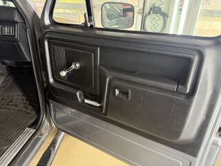 Ford Bronco Custom 4.9 in-line 6 cylinders