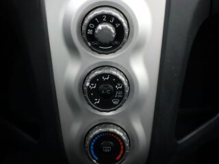 Toyota Yaris Linea Sol A-C 1.3 64кВ