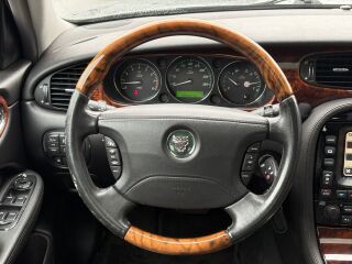 Jaguar XJ8 4.2 V8 219kW