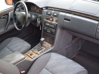 Mercedes-Benz E 220 Avangarge 2.2 R4 CDI 105kW