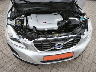 Volvo XC60 MOMENTUM 2.4 120kW