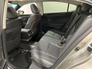 Lexus ES 300h 2.5 131kW