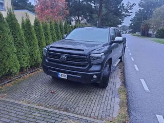 Toyota Tundra CrewMax platinum 1794 edition 5.7 284kW
