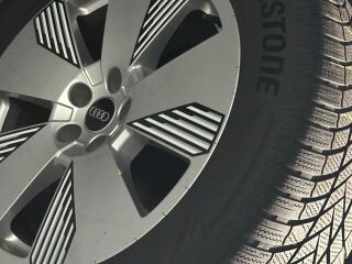 Audi e-tron 55 QUATTRO 300kw 158kW