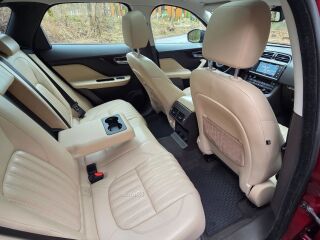Jaguar F-Pace Luxury Line / 4x4 2.0 R4 132kW