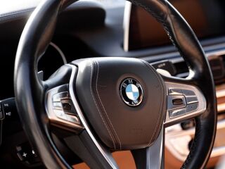 BMW 750 xDrive 4x4 4.4 330kW