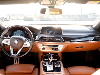 BMW 750 xDrive 4x4 4.4 330kW