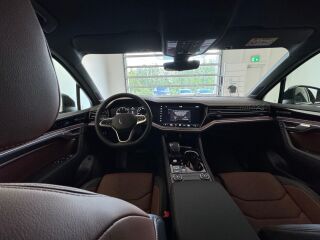 Volkswagen Touareg Elegance 3.0 TDI 170кВ