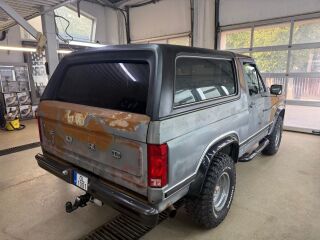 Ford Bronco Custom 4.9 in-line 6 cylinders