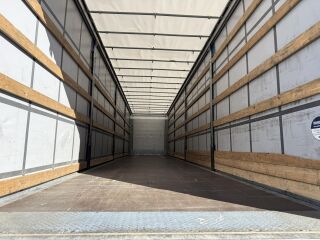 Schmitz Semitrailer Curtainsider Standard