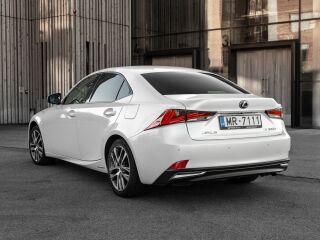 Lexus IS 300h 2.5 133kW