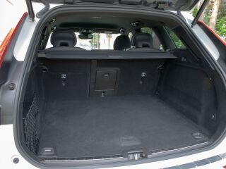 Volvo XC60 AWD R-Design Intelli SAFE Wntr 2.0 B5 AWD MHEV KERS Kerghübriid 183kW