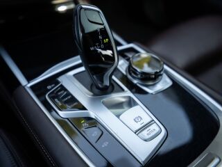 BMW 750 i xDrive M-Sportpakett 4.4 390кВ