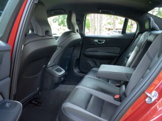 Volvo S60 AWD DARK R-Design Intelli SAFE PRO Wntr PRO 2.0 B5 MHEV KERS Kerghübriid 184kW