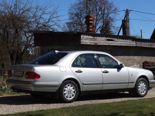 Mercedes-Benz E 220 2.2 R4 70kW