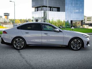 BMW i5 eDrive40 250кВ