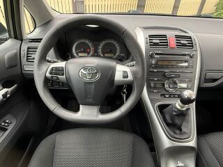 Toyota Auris Linea Sol 1.6 97кВ