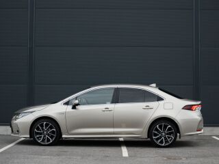 Toyota Corolla Luxury Plus 1.8 72kW