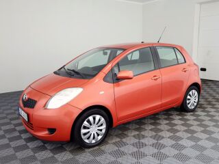 Toyota Yaris Linea Sol A-C 1.3 64кВ
