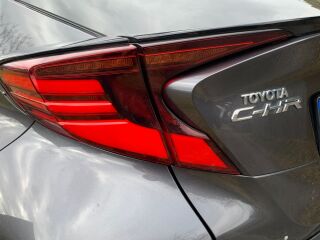 Toyota C-HR Crossover Luxury Navi e-CVT 1.8 VVT-i Hybrid Electric Vehicle 37kW+ 72kW