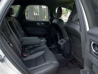 Volvo XC60 AWD R-Design Intelli SAFE Wntr 2.0 B5 AWD MHEV KERS Kerghübriid 183kW