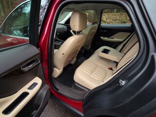 Jaguar F-Pace Luxury Line / 4x4 2.0 R4 132kW