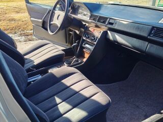 Mercedes-Benz E 250 W124 2.5 66kW