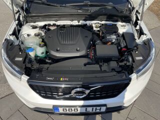 Volvo XC40 R-DESIGN INTELLI SAFE PRO GEARTRONIC RECHARGE 1.5 T5 Twin-Engine PLUG-IN-HYBRID 60 + 132kW