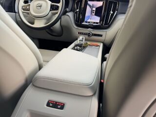Volvo XC60 AWD Luxury Inscription FaceLift MY23 2.0 T8 Twin-Engine PLUG-IN-HYBRID LONG RANGE 335kW