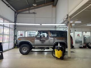 Ford Bronco Custom 4.9 in-line 6 cylinders
