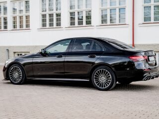 Mercedes-Benz E 220 AMG Line Black Edition 2.0 143kW