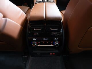 BMW M550 i xDrive Individual 4.4 V8 390kW