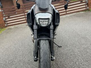 Ducati Diavel Carbon Dark 1198 L2 4 takti DOHC 114kW