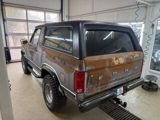 Ford Bronco Custom 4.9 in-line 6 cylinders