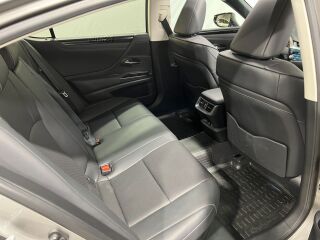 Lexus ES 300h 2.5 131kW