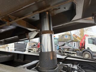 Volvo FM 340 6x2 box vibra