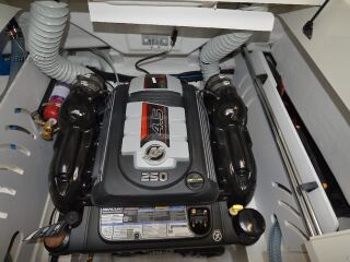 Sea Ray 230 Sun Sport 4.5 MerCruiser ECT 4.5L MPI Bravo III MCM  250 HJ  - 140h