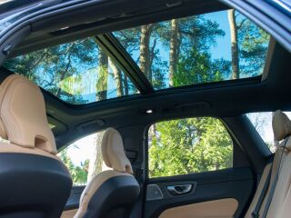 Volvo XC60 AWD DARK Ultimate Fullopt 2.0 B5 AWD MHEV Kerghübriid 184кВ