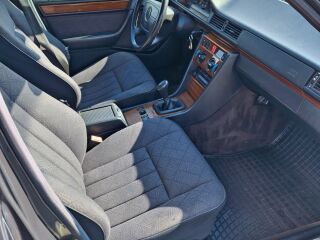 Mercedes-Benz E 250 2.5 83kW