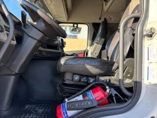 Volvo FM370 6x2*4 EURO6 + CARRIER SUPRA 950 278kW