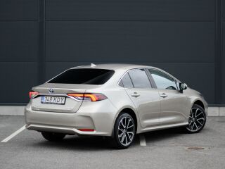 Toyota Corolla Luxury Plus 1.8 72kW